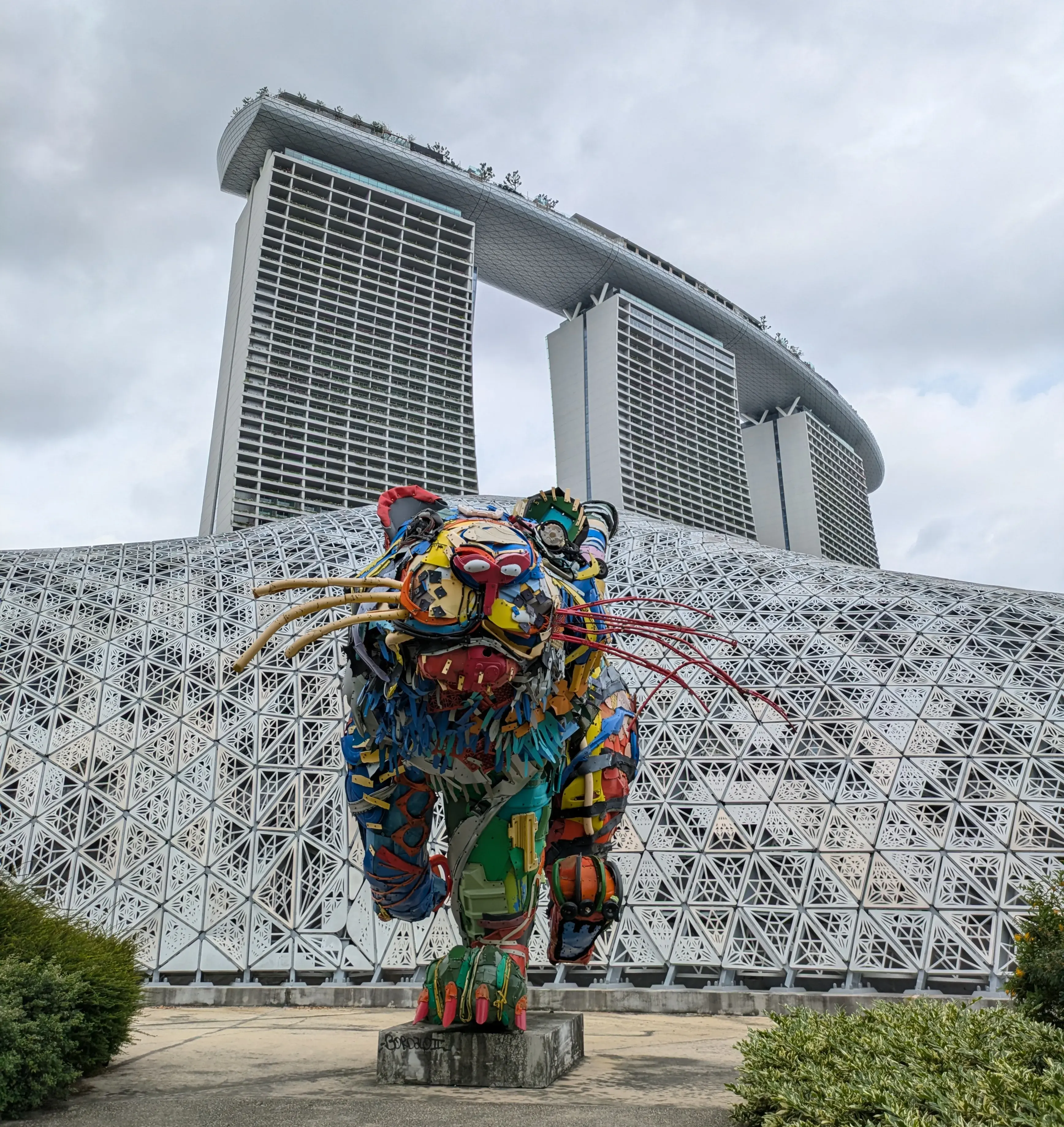 caption: Ci lasciamo alle spalle il lussuoso albergo simbolo di Singapore Ci lasciamo alle spalle il lussuoso albergo simbolo di Singapore