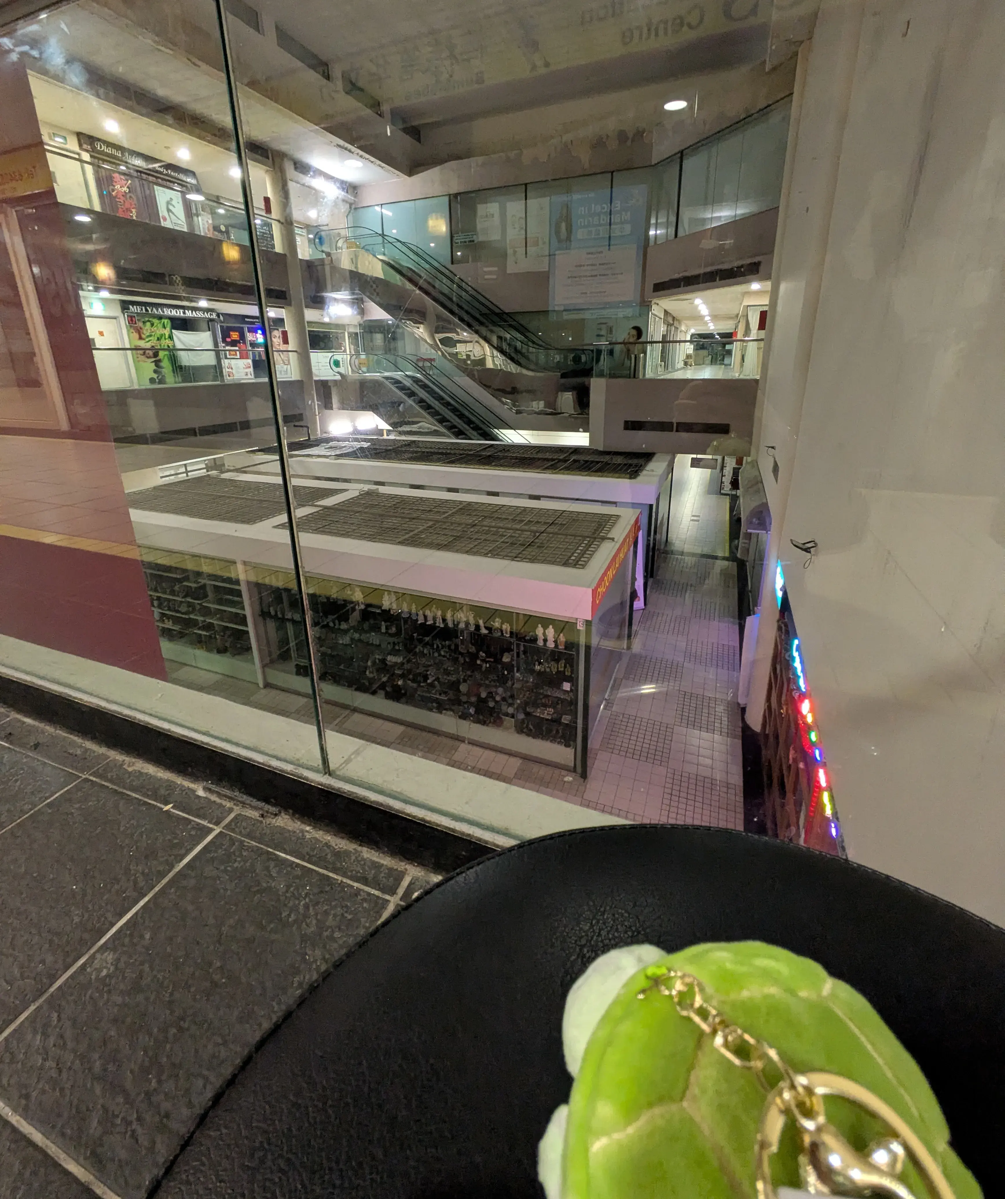 caption: Fa uno strano effetto avventurarsi nei centri commerciali deserti in tarda serata Fa uno strano effetto avventurarsi nei centri commerciali deserti in tarda serata