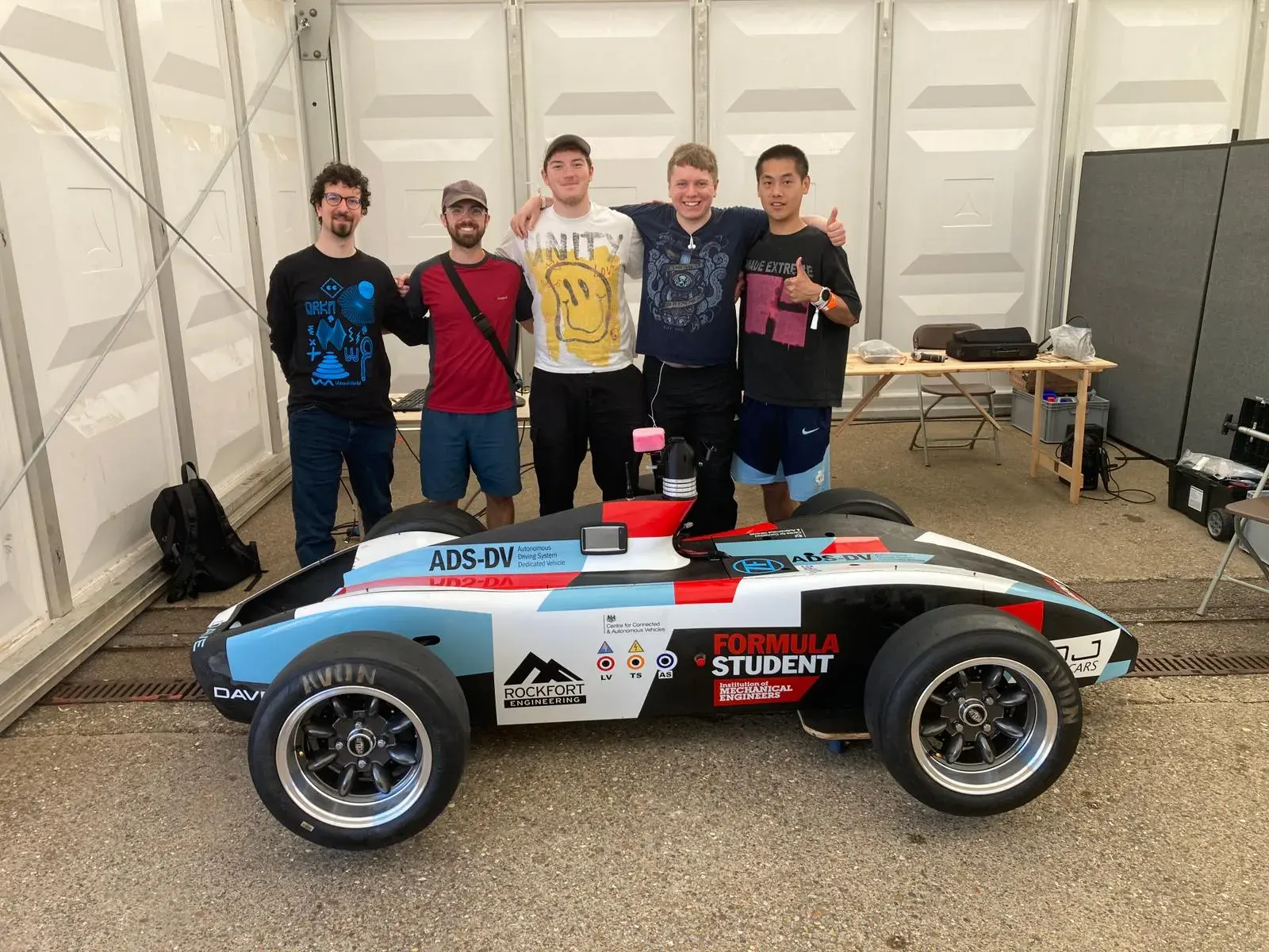 Il team di AI al completo. Da sinistra a destra: Ernesto Casablanca, Andy Roberts, Davis Thorne, Dan Turner e 东旭