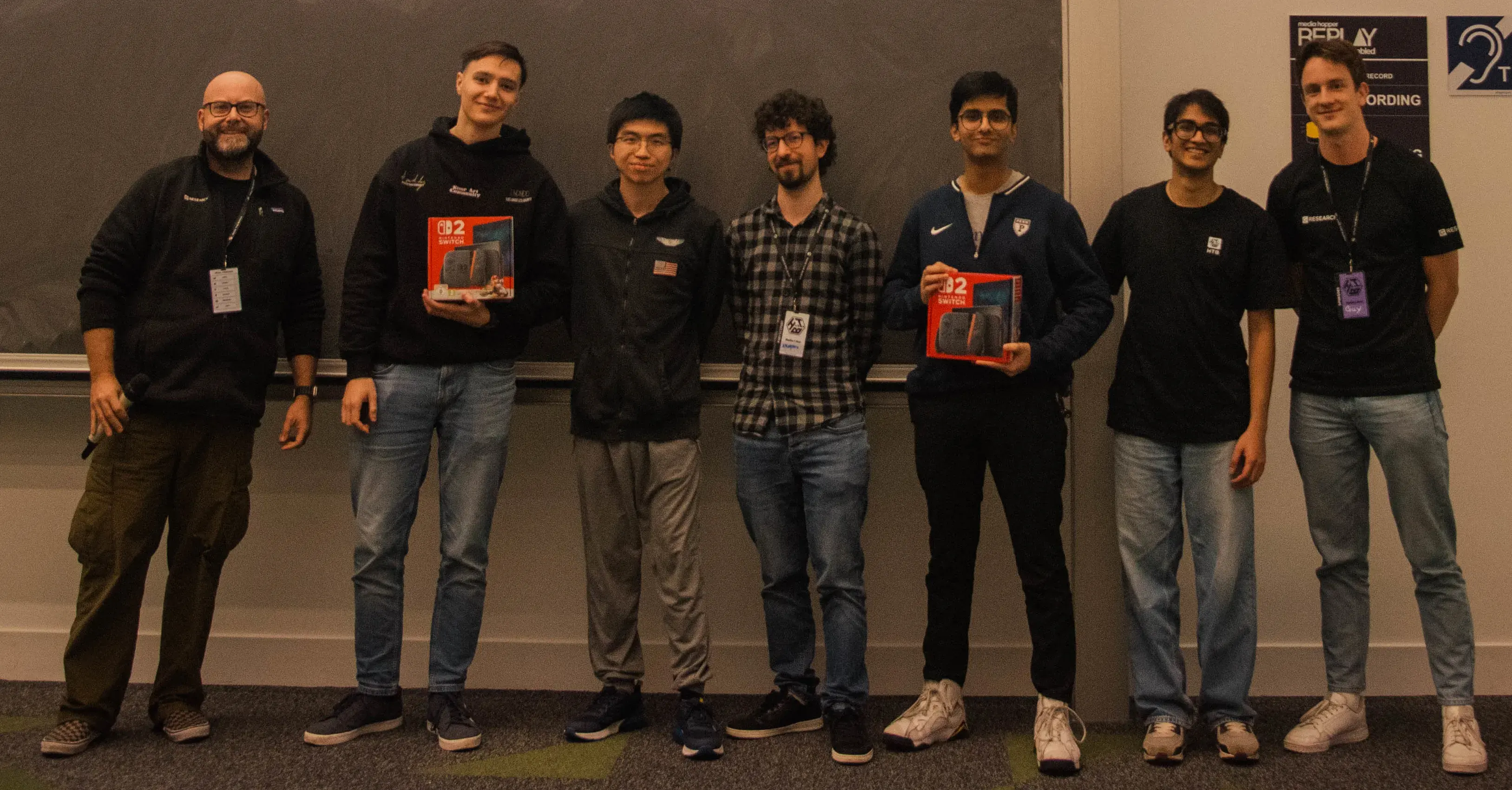 Il team India festeggia la vittoria. A sinistra, Charles Martinez, academic relationship manager a di G-Research