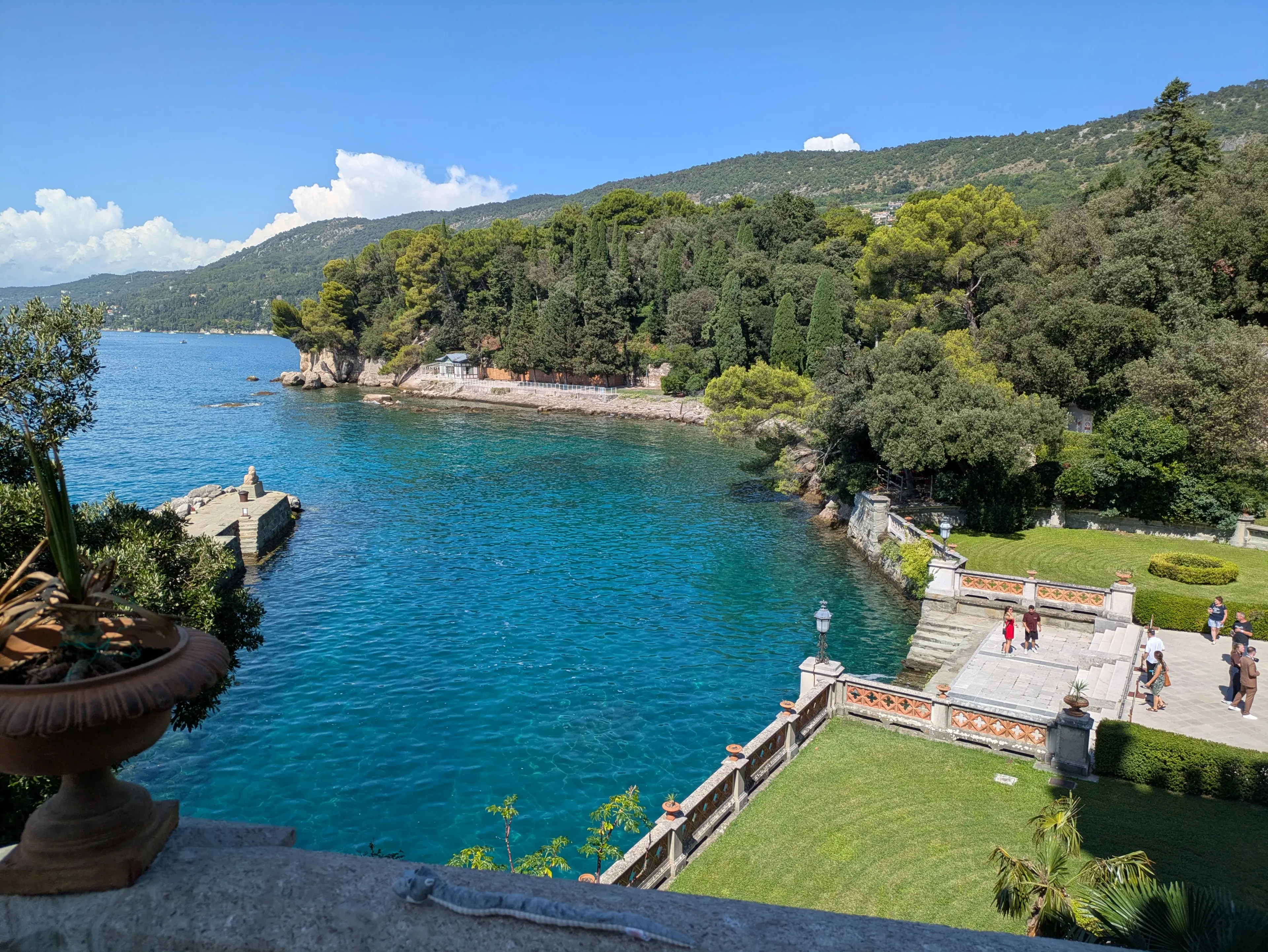 caption: Una nuova sfinge sul mare Una nuova sfinge sul mare