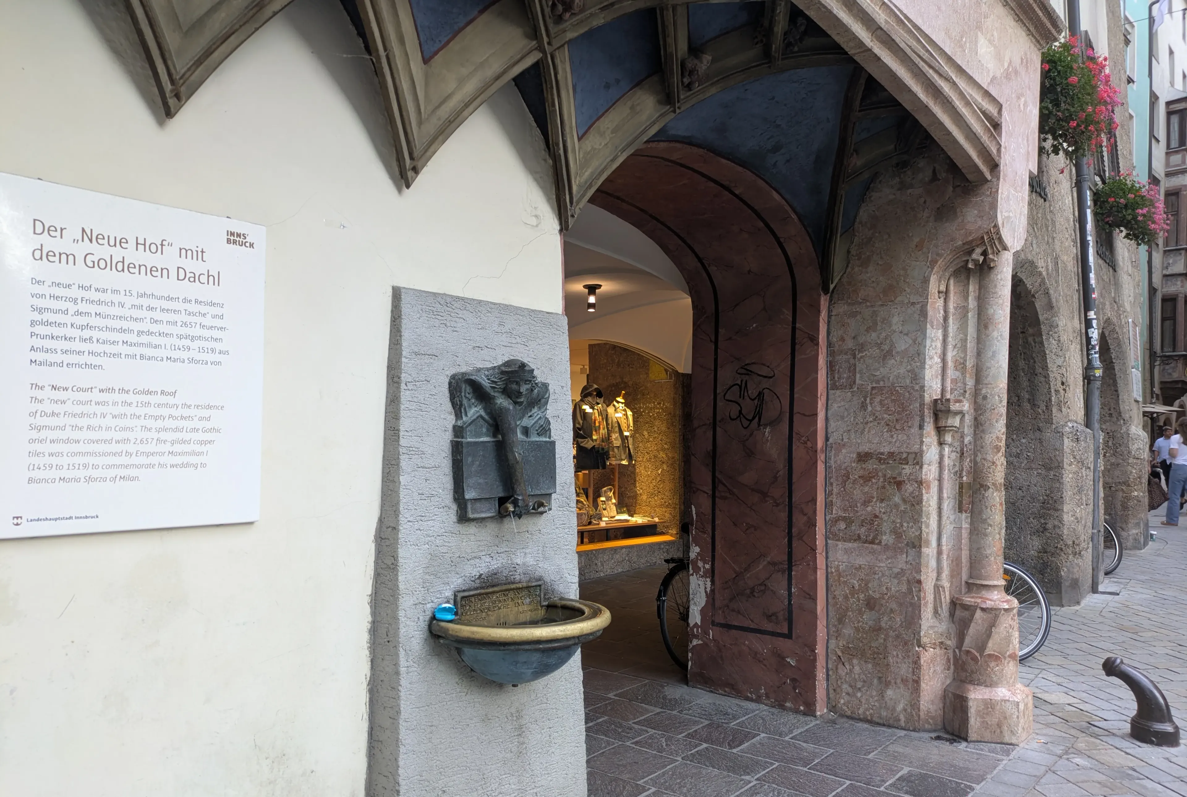 caption: Il ricco in culo, la fontana pisciazza, e il cazzone, sotto la tettoia dorata Il ricco in culo, la fontana pisciazza, e il cazzone, sotto la tettoia dorata