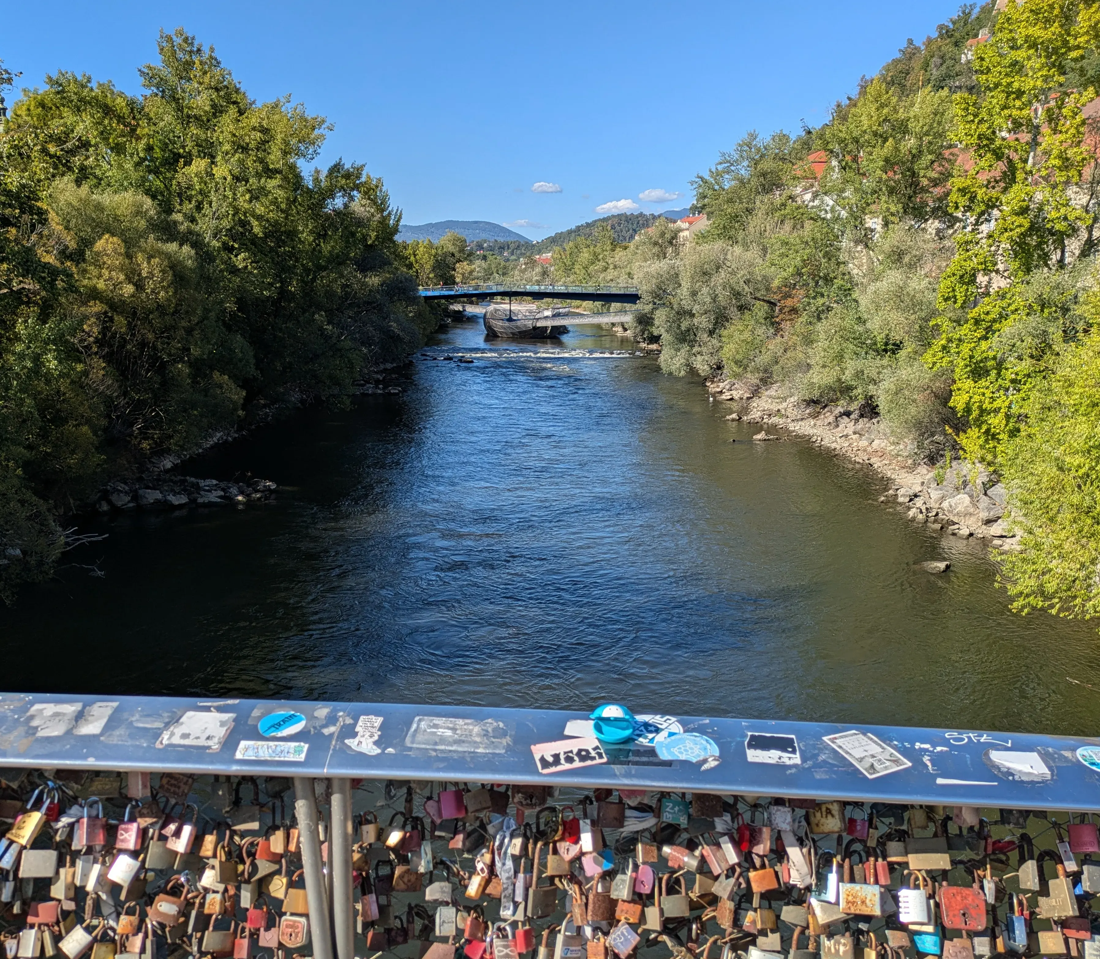 caption: Ue, guagliò, bello sto fiume Mur Ue, guagliò, bello sto fiume Mur