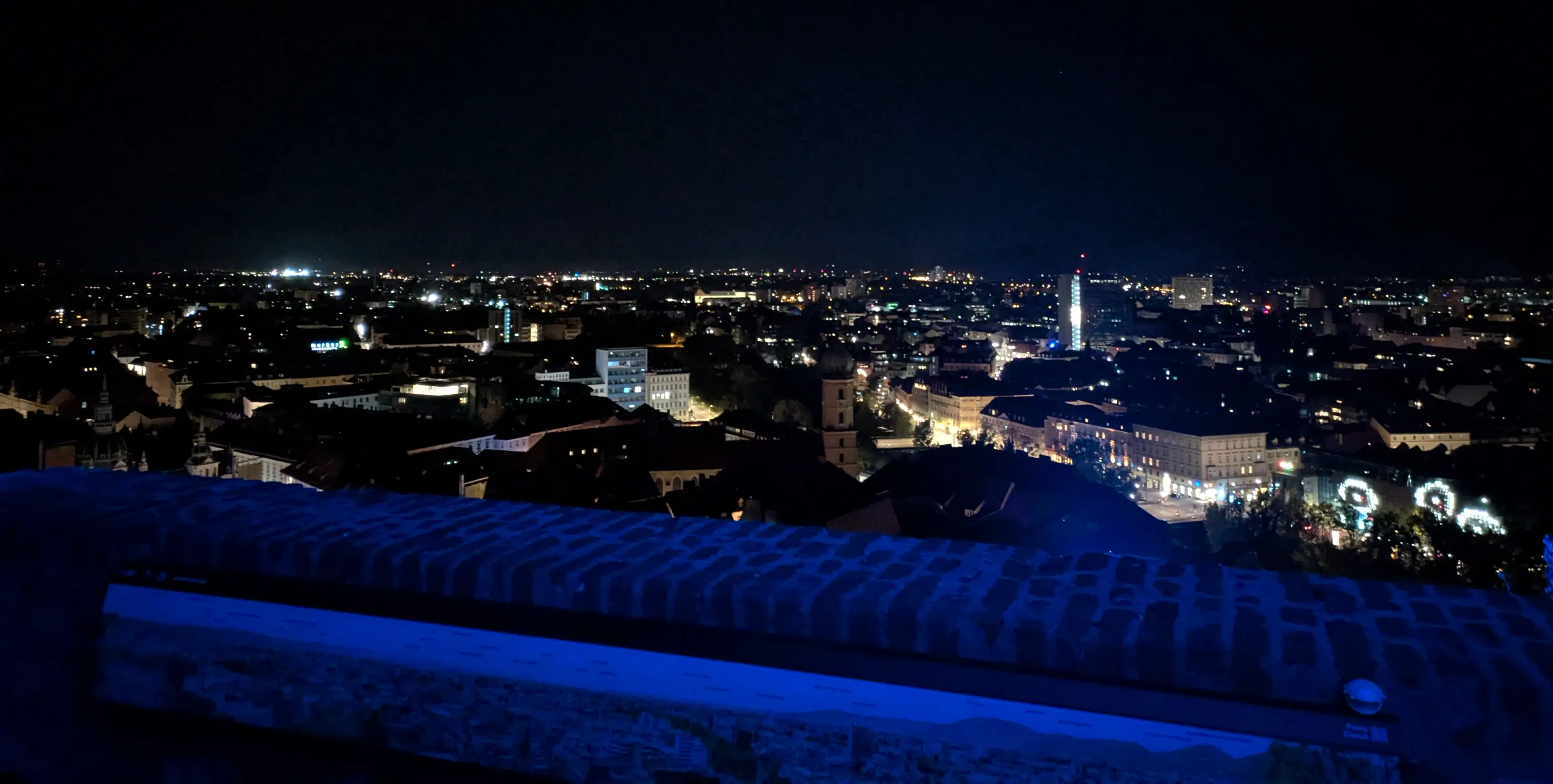 caption: Le luci della città che va a dormire Le luci della città che va a dormire